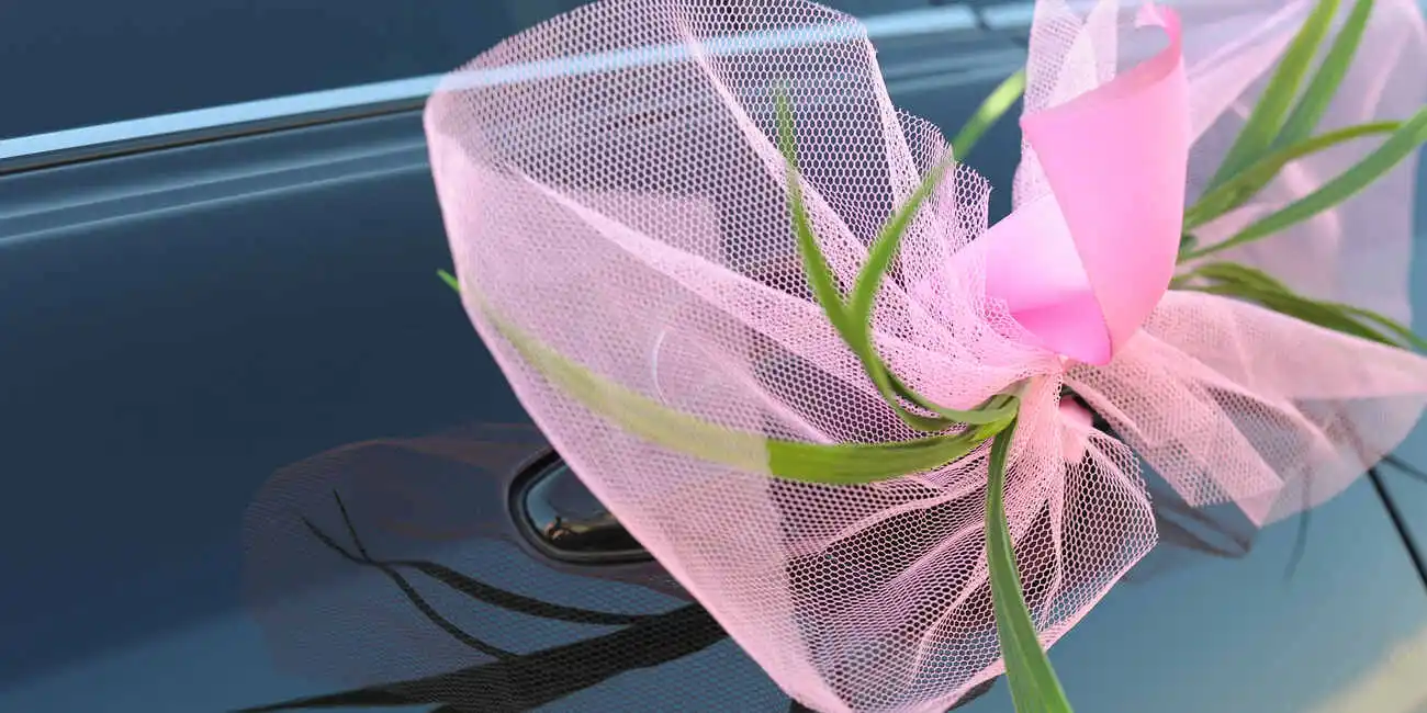 Decorazione Auto Matrimonio – Fiocco In Tulle E Fiori Bianchi – Set Con Ventose Per Auto Degli Sposi